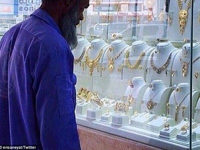 Ảnh người công nhân vệ sinh ở thủ đô Arab Saudi nhìn chăm chú vào trang sức bày trong cửa tiệm bị chế nhạo trên mạng Trang Chủ KL99Com Số 1 Link Đăng Ký KL999. Ảnh: Twitter
