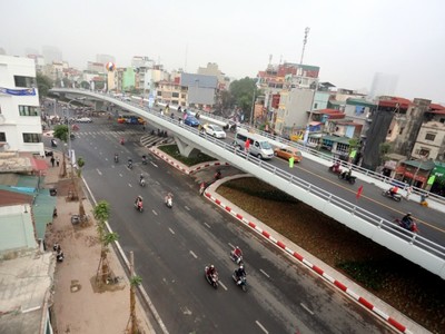 Thông xe cầu vượt trăm tỷ trên đường đắt nhất thủ đô