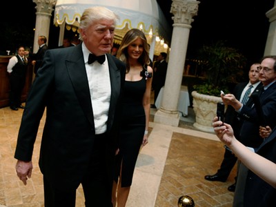 Ông Trump và vợ đến dự tiệc tại biệt thự Mar-a-Lago ở Palm Beach, Florida, Mỹ. Ảnh: Reuters
