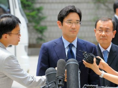 Lee Jae-yong (giữa) là con trai của chủ tịch Kl994 game bài casino hấp dẫn Samsung. Ảnh: AFP