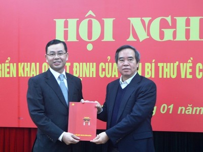 Trưởng Ban Kl992 cổng game cá cược Trung ương Nguyễn Văn Bình trao quyết định cho ông Ngô Văn Tuấn. Ảnh VGP/Huy Thắng
