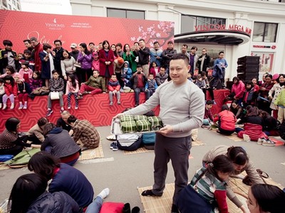 Không khí gói bánh chưng tại khu đô thị Vinhomes Times City (quận Hoàng Mai) - Ảnh: Tuấn Hải.
