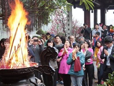 Đầu năm, các đền chùa, lễ hội  là điểm đến cầu an, may mắn của nhiều người. Ảnh minh họa: Võ Hải.