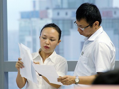 Cán bộ, công chức Đà Nẵng trao đổi công việc tại Trung tâm hành chính. Ảnh: Nguyễn Đông.