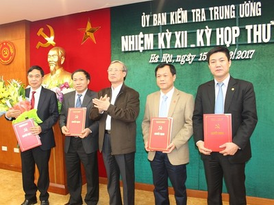 Đồng chí Trần Quốc Vượng, Ủy viên Bộ Kl991.com tải ứng dụng, Bí thư Trung ương Đảng, Chủ nhiệm UBKT Trung ương trao Quyết định cho các đồng chí được điều động, bổ nhiệm.