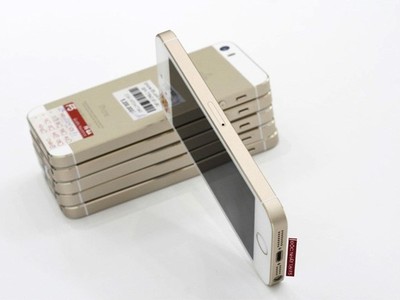 iPhone 5S khóa mạng có giá bán thấp hơn cả những chiếc smartphone phổ thông hiện nay. Ảnh: Tuấn Anh.