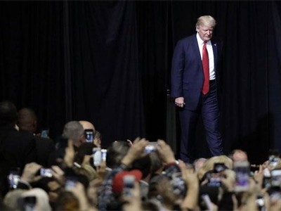 Tổng thống Donald Trump bước lên sân khấu để phát biểu tại cuộc mít-tinh đêm 15/3 ở Nashville, bang Tennessee. (Ảnh: AP)