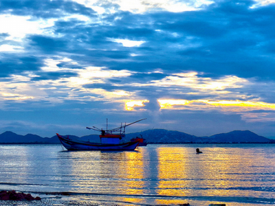 Biển Quy Nhơn đẹp kiêu sa mơ mộng (Ảnh: Vo Xuan Hiep)