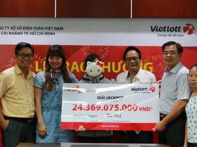 Buổi lễ trao thưởng cho chị Thư diễn ra sáng 31/3. Ảnh: Vietlott