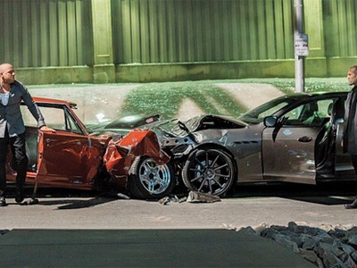 Một cảnh đối đầu giữa 2 nhân vật chính trong "Furious 7" với 2 chiếc xe bị phá hủy khi đấu đầu ở tốc độ cao. Ảnh: Universal Pictures.