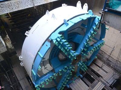 Robot khổng lồ thi công nhà ga ngầm metro số 1 của Sài Gòn