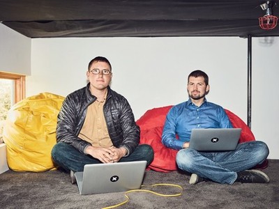 Đồng sáng lập IFixit Kyle Wiens (trái) và Luke Soules  (phải). Ảnh: Inc.