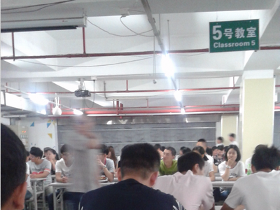 Công nhân mới được phổ biến các quy định trước khi vào làm việc.