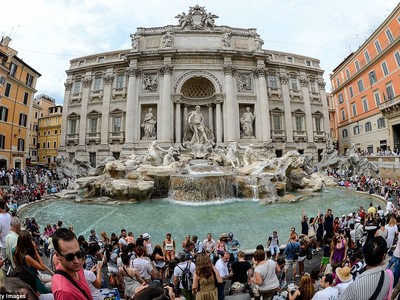 Theo truyền thống, những du khách đến thăm đài phun nước Trevi sẽ đứng quay lưng lại và dùng tay phải ném một đồng xu qua vai trái nếu ước quay trở lại Rome vào một ngày nào đó