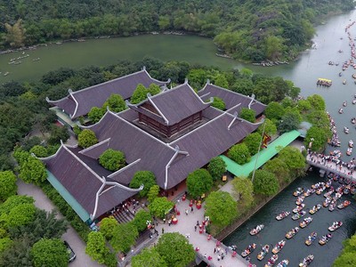 Bến thuyền Tràng An đông nghẹt người ngày khai hội
