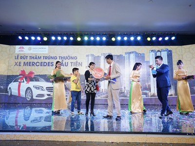 Chị Yến, chủ nhân sở hữu căn hộ Jasmine1 – 12.09 đã trở thành người may mắn nhất trúng chiếc Mercedes đầu tiên từ Kl994 game bài casino hấp dẫn Hà Đô