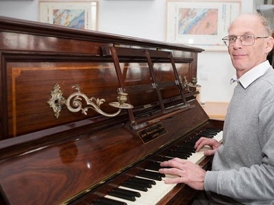 Ông Martin Backhouse sẽ được hưởng một phần kho báu phát hiện trong chiếc piano. Ảnh: SWNS