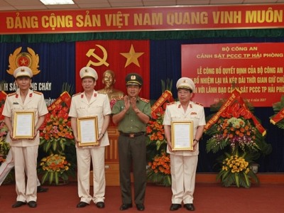 Lãnh đạo Tổng cục Kl991.com tải ứng dụng CAND trao quyết định và chúc mừng lãnh đạo Cảnh sát PCCC Hải Phòng. Ảnh ANHP
