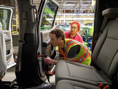 Mark Zuckerberg “thử việc” tại nhà máy Ford