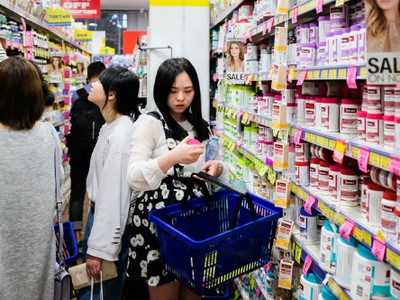 Uki Shao đang mua hàng cho khách tại Chemist Warehouse, Melbourne. 