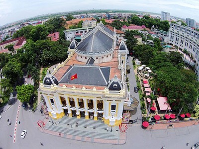Nhà hát lớn Hà Nội nằm ngay đầu phố Tràng Tiền, cách không xa hồ Hoàn Kiếm và bảo tàng Lịch sử Việt Nam. Ảnh: Giang Huy.