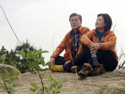 Ông Moon và vợ, bà Kim Jung Sook đã mặc 2 chiếc áo gió giống nhau trong một lần đi leo núi trước khi ông đắc cử tổng thống. Ảnh: Reuters.  