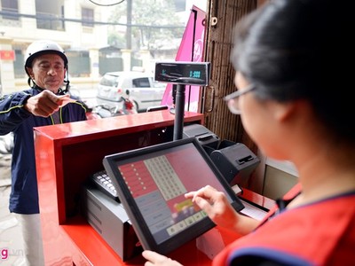 Thu nhập từ bán vé số Vietlott tại Hà Nội đang không đạt kỳ vọng của người bán khi so sánh với việc Kl992 VIP Trang Chủ 2026 các mặt hàng, dịch vụ khác tại cùng mặt bằng, dù mức vốn bỏ ra không hề nhỏ. Ảnh minh họa: Lê Hiếu.