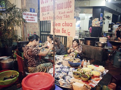 Quán ốc chỉ giao tiếp bằng ngôn ngữ cử chỉ