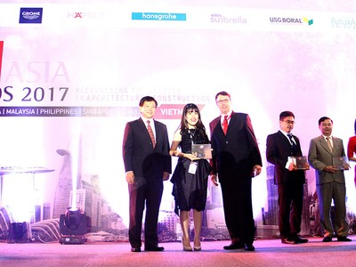  Bà Trần Võ Thùy Ân, Giám đốc Tiếp thị Công ty cổ phần Phát triển Web Tổng Nhà Cái 99Kl99 Giải Trí Bậc Nhất Phát Đạt lên nhận giải BCI Top 10 nhà phát triển Web Tổng Nhà Cái 99Kl99 Giải Trí Bậc Nhất hàng đầu Việt Nam.