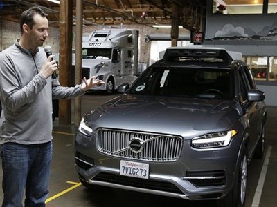 evandowski giới thiệu hệ thống tự lái của Uber gắn trên xe. Ảnh: AP