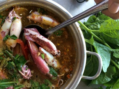 Lẩu mực Đại Lãnh được nhiều du khách yêu thích.