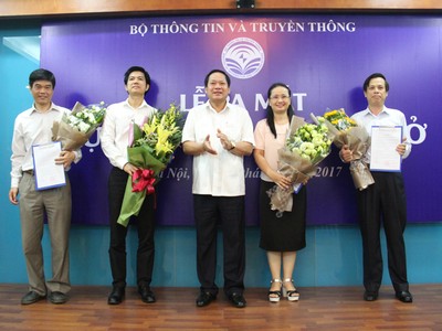 Bộ trưởng Trương Minh Tuấn trao quyết định và chúc mừng lãnh đạo Cục Thông tin cơ sở. Ảnh Bộ TTTT