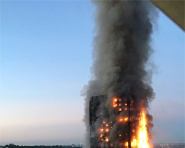 Tòa tháp 27 tầng bốc cháy ở London. Ảnh: Guardian