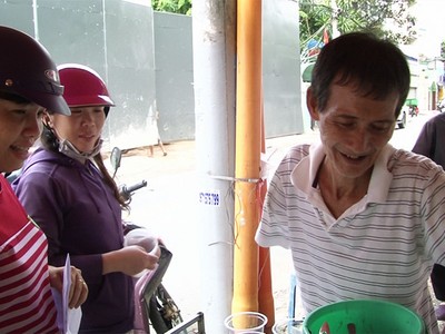 "Dương Quá" U70 chỉ cần 1 tay bán chè cho khách.