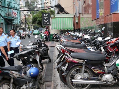 Mức phí cho thuê vỉa hè ở TP HCM sẽ được tính theo từng tuyến đường. Ảnh: Hữu Công.