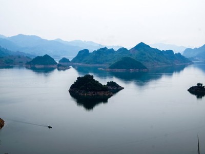 Dòng Đà Giang xanh biếc với nhiều hòn đảo nổi lên giữa mặt nước - Ảnh: H.Dương