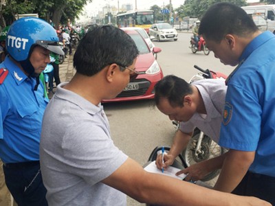 Thanh tra Sở GTVT Hà Nội đánh giá, xe Grab, Uber vi phạm cả trên đường lẫn công tác điều hành.