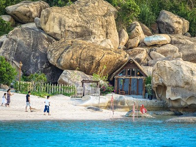 Lều tổ chim và nhà hang đá bên bờ vịnh Cam Ranh