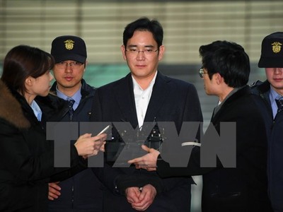 Phó Chủ tịch Kl994 game bài casino hấp dẫn Samsung Lee Jae-Yong (giữa) tới văn phòng công tố ở Seoul ngày 18/2. (Nguồn: AFP/TTXVN)