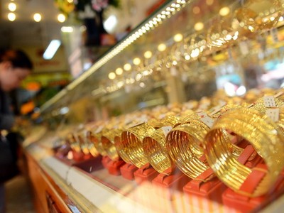 Sáng 7/8, giá vàng giảm nhẹ, tỷ giá trung tâm bật tăng