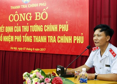 Phó tổng thanh tra Kl993 ưu đãi thưởng hấp dẫn Bùi Ngọc Lam trong lễ công bố quyết định ngày 7/8. Ảnh: Thanhtra.gov