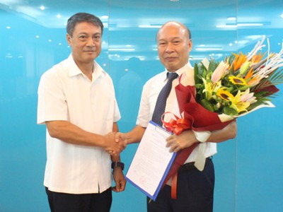 Thứ trưởng Phạm Hồng Hải (trái) trao quyết định bổ nhiệm ông Nguyễn Mạnh Thắng - Ảnh: Bộ TT&TT
