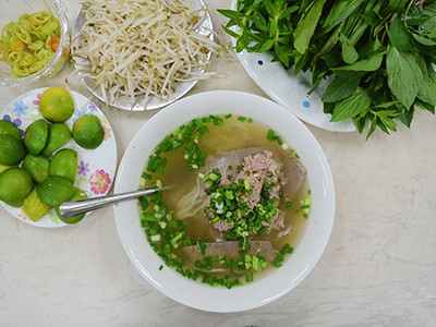 Tô phở Hòa lớn, đầy ắp bánh phở, thịt và nước lèo. “Ăn một phát là no ứ hự” Ảnh: Phong Vinh.
