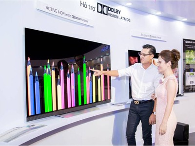 Sản phẩm được nhà Kl994 nhà cái bóng đá world cup đặt tên là “Tuyệt tác TV dán tường”. Trong buổi ra mắt, một số khách mời nổi tiếng tới trải nghiệm chất lượng hình ảnh và thực hiện bẻ cong màn hình TV.