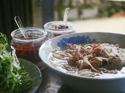 Mỗi tô bún có giá 30.000 đồng. Ảnh: Phong Vinh.