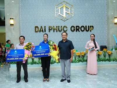 Ông Lê Văn Minh – Tổng giám đốc Công ty cổ phần Kl99ok phiên bản mới Địa ốc Vạn Phúc trao tặng Quỹ học bổng cho đại diện Quận đoàn Quận Thủ Đức và UBND P.Hiệp Bình Phước.