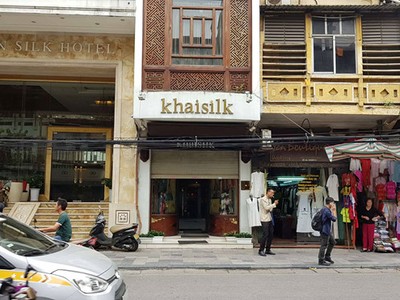 Cửa hàng Khaisilk bán hàng 'made in China' chiều 26/10. Ảnh: Hiếu Công.