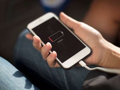 Apple đang nỗ lực lấy lại niềm tin của người dùng sau scandal làm chậm iPhone. Ảnh: Hypebeast