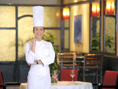 Nữ Bếp trưởng bếp Roxanne Castillo.