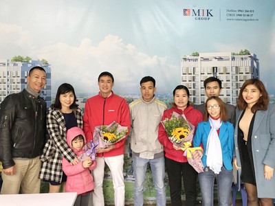 Những khách hàng đầu tiên được nhận nhà tại Valencia Garden.
